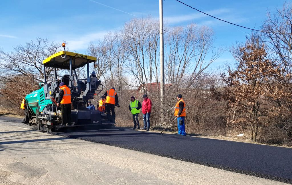 După ce au îngropat drumul județean DJ 207A, două firme vor să mai pună mâna pe un contract de peste 1,8 milioane de euro pentru o altă stradă