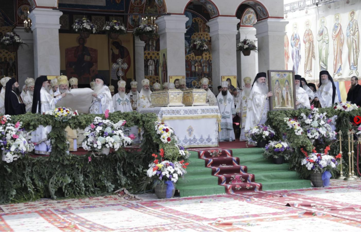 20.000 de oameni s-au rugat Cuvioșilor Paisie și Cleopa, la Proclamarea locală a sfinților Sihăstriei: „Iubirea lui Dumnezeu le-a inundat întreaga fiinţă!”