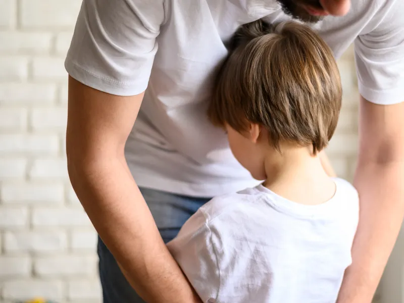 Avertisment pentru părinții care pleacă la muncă în străinătate și își lasă copiii acasă! Ce sunt obligați să facă prin lege!
