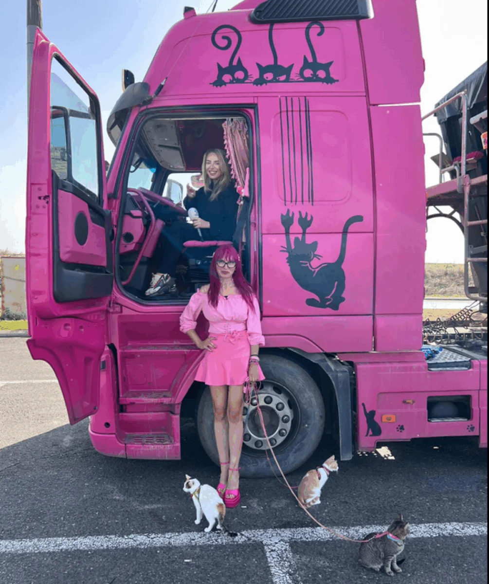 Barbie de România, conduce un camion roz. Are și trei pisici pe care le ia în călătorii