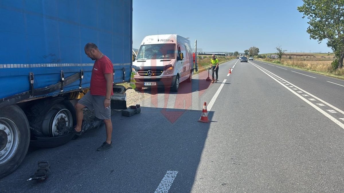 Trafic îngreunat la Lețcani! Pneul unui TIR a explodat în mers
