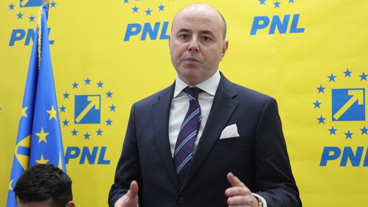 Deputatul PNL Alexandru Muraru vorbește despre supraviețuirea cu 2.000 de lei pe lună, în timp ce el încasează un salariu de peste 39.000 de lei