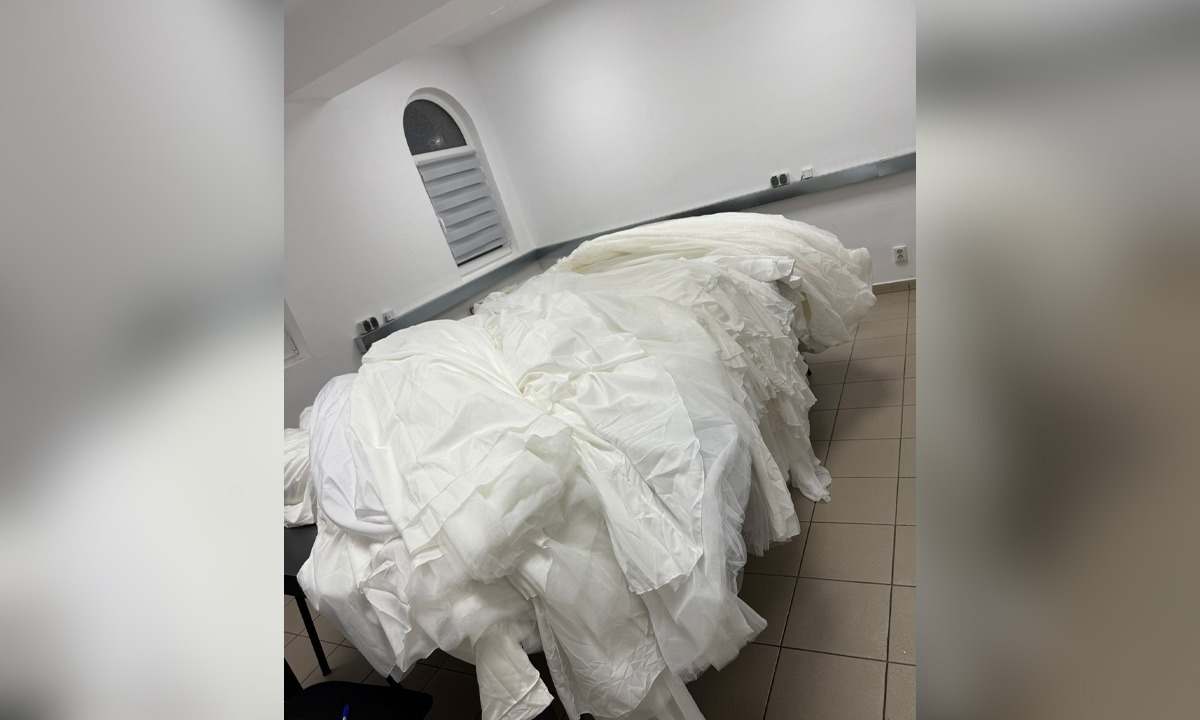 Contrabandă de lux la frontiera cu Ucraina! Rochii de mireasă și ambalaje falsificate, confiscate la Racovăț