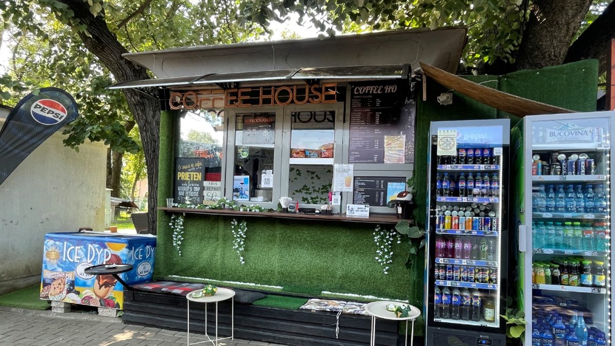 Toți ieșenii au trecut pe lângă această cafenea, dar puțini știu ce se ascunde aici! Tinerii vin doar pentru acest lucru: „E al doilea lor living”