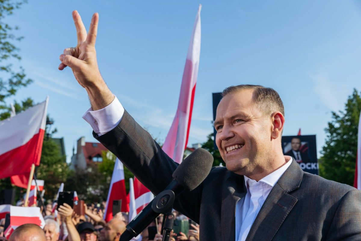Polonia elimină impozitul pentru părinții cu minim doi copii! Guvernul Bolojan le ia 10% CASS mamelor