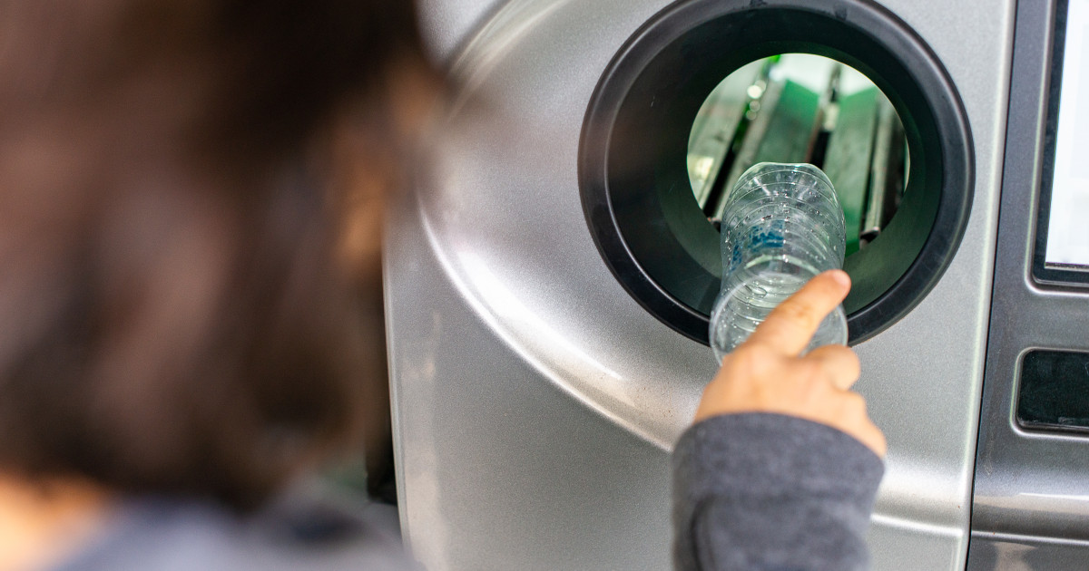 Regulă pentru toți românii care reciclează ambalaje! Ce trebuie să facă atunci când returnează sticle! 