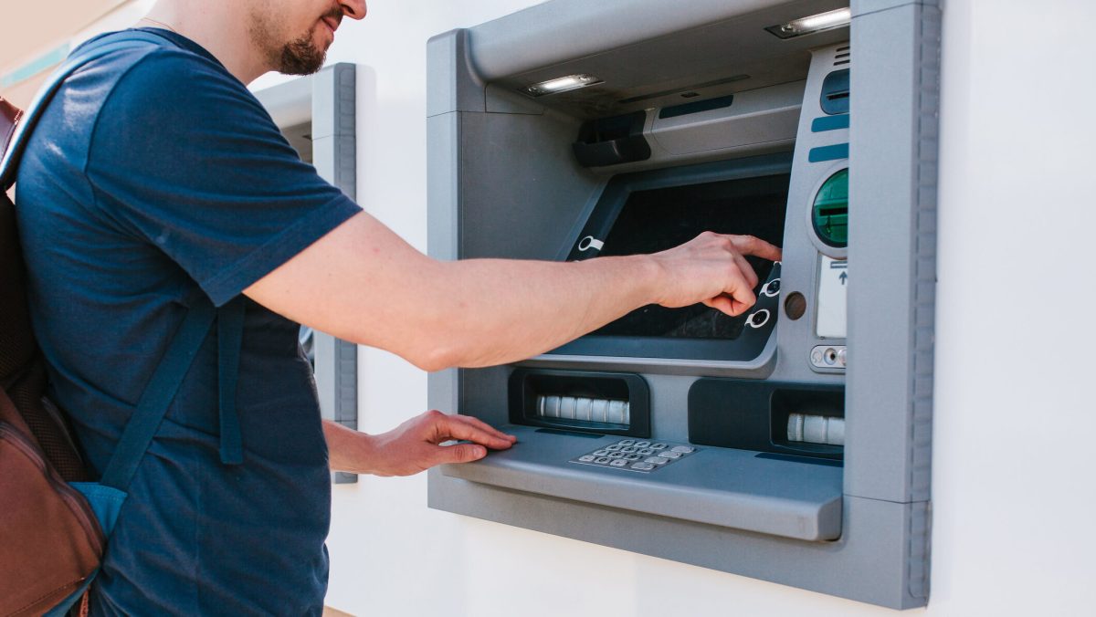 Obligatoriu pentru românii care scot bani de la un bancomat străin! Avertisment pentru cei aflați în vacanță!