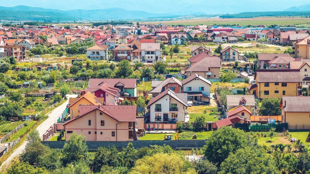 Românii care stau la casă nu mai au voie să schimbe nimic în propria curte! Statul verifică, primăria aprobă tot!