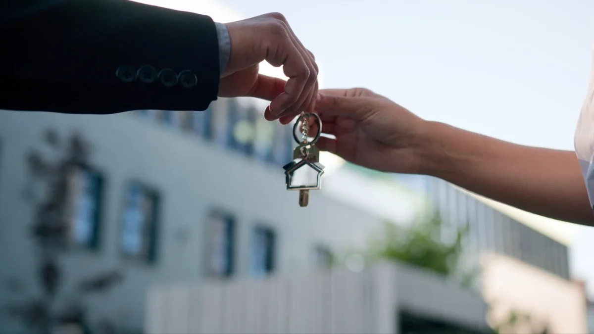 Avertisment pentru românii care vor să vândă un apartament cu credit ipotecar! Ce se întâmplă cu datoria și ce trebuie să facă noul proprietar! 