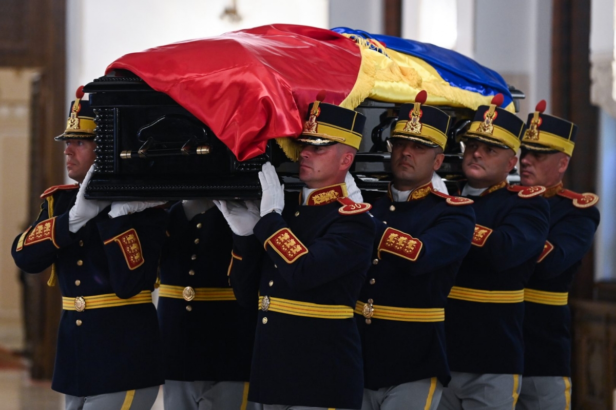 Sicriu de lux pentru Ion Iliescu, fost președinte al României. Cât costă modelul „Lincoln” din lemn masiv