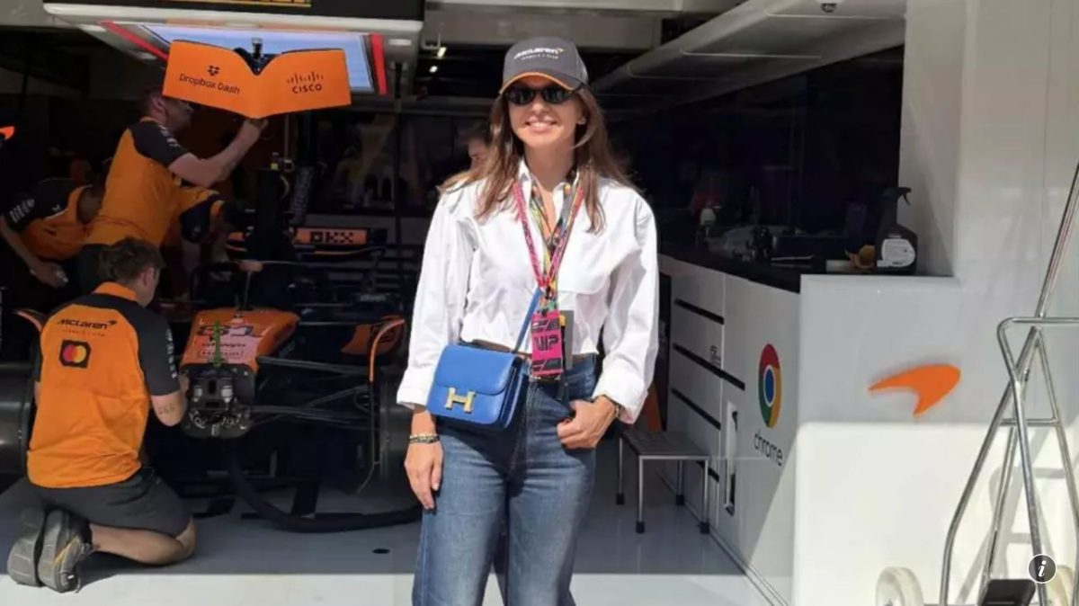 Cât costă geanta Hermes purtată de Simona Halep la Formula 1 din Ungaria. Cum a fost surprinsă la boxele echipei McLaren