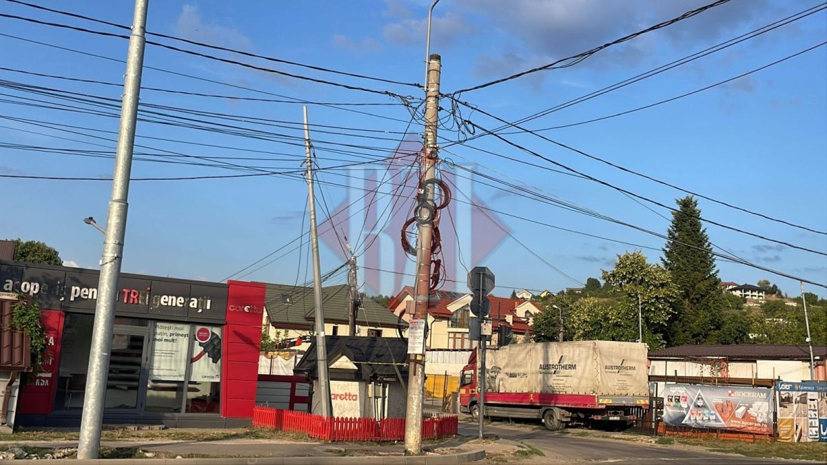 Pericol pe o stradă din Iași! Un stâlp de la Telekom poate cădea în orice moment! A fost legat cu sârmă, în loc să fie reparat