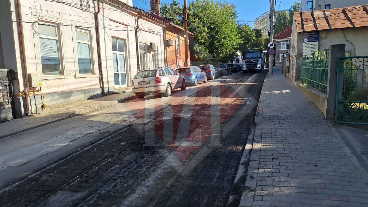 Circulația pe strada Gheorghe Săulescu este închisă. Se toarnă un nou strat de asfalt