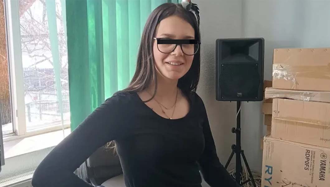 O adolescentă de 15 ani și-a făcut cruce, apoi s-a aruncat în fața unui tren, după o ceartă cu iubitul. A murit pe loc