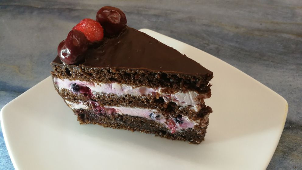 Tort cu blat umed și cremă de mascarpone – Rețetă pentru un desert rafinat, ideal pentru orice ocazie