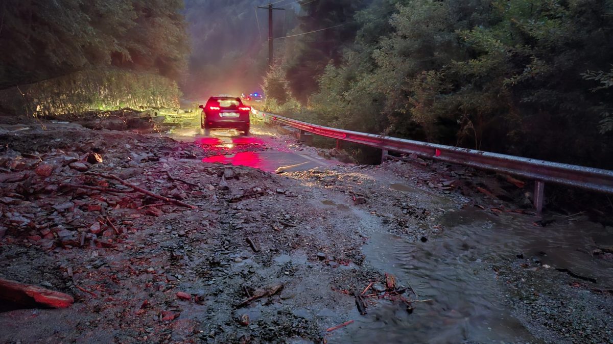 Haos pe Transfăgărășan! Zeci de mașini blocate, doi turiști dați dispăruți