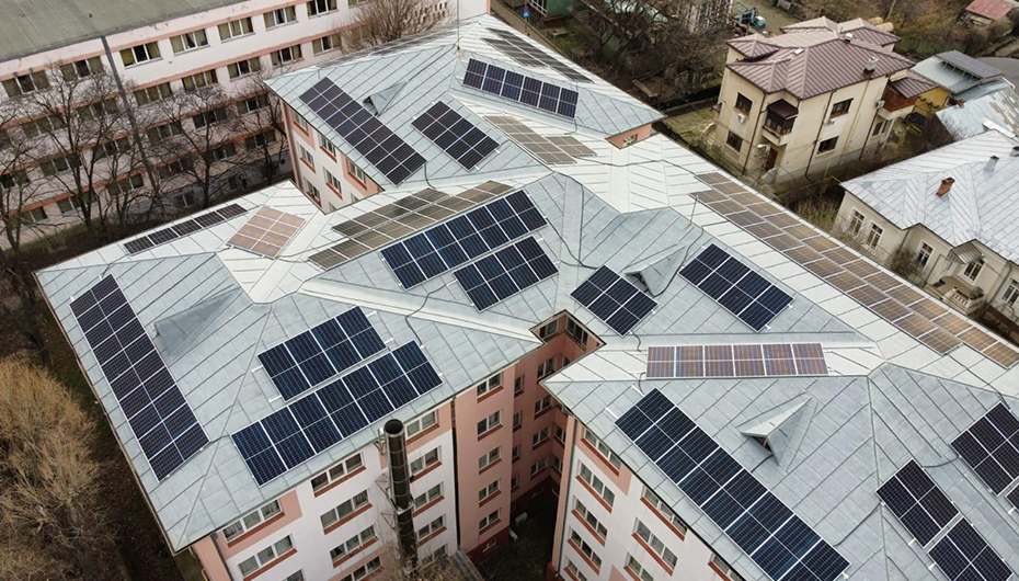 UMF Iași produce energie verde: Panouri fotovoltaice montate pe căminul E5