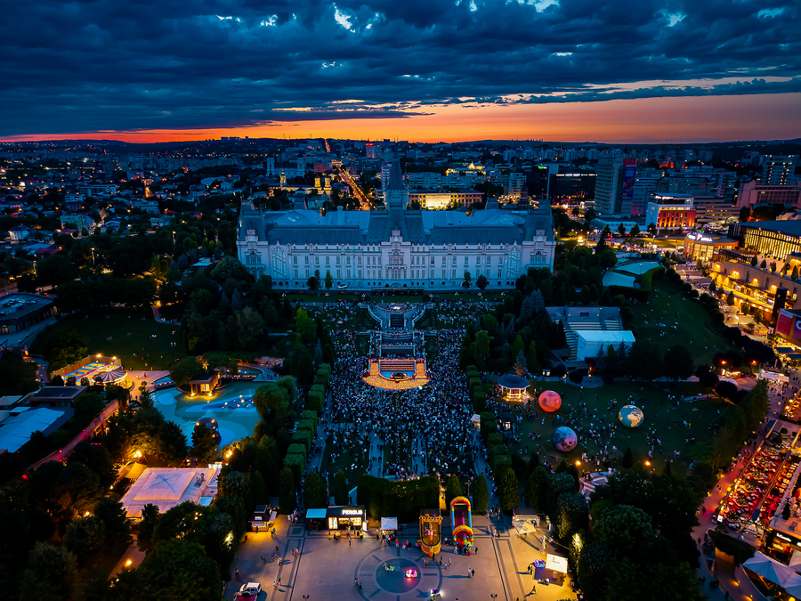 Compania ieşeană IULIUS celebrează 25 de ani de activitate cu un spectacol aniversar Multisenzorial, în grădina Palas