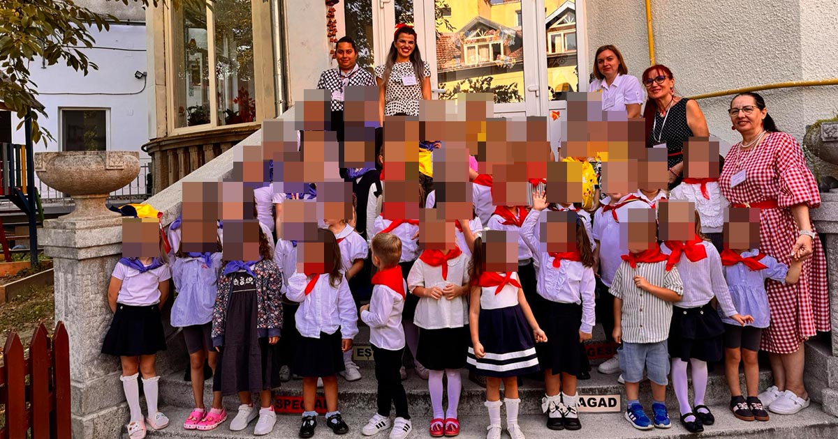 Copii de grădiniță transformați în „pionieri”! Cravată roșie, eugenii și „tovarășa” educatoare