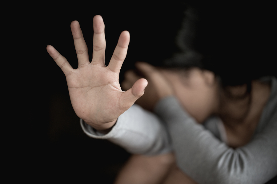 Șocant! O minoră a fost obligată de mamă și bunică, timp de un an, să întrețină relații intime cu un bărbat de 71 de ani