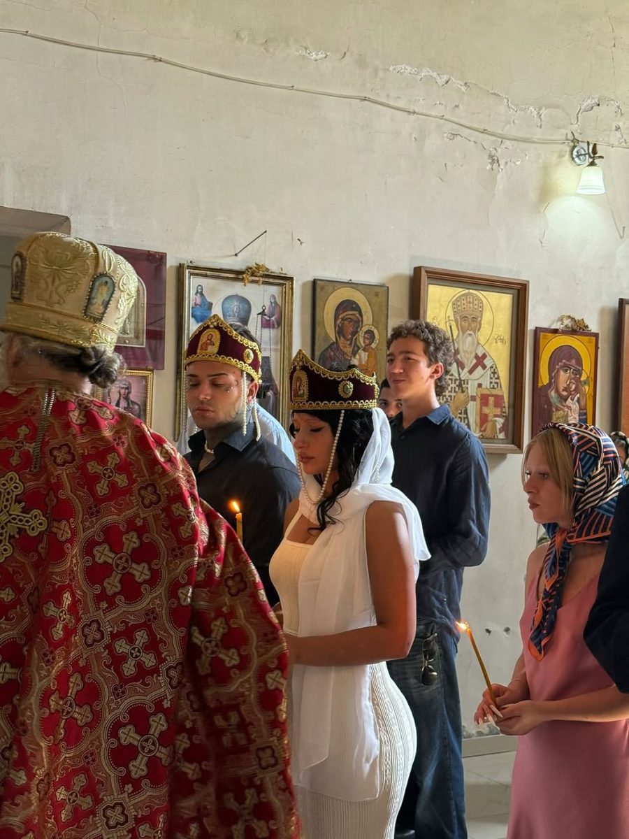 Nunta ortodoxă cu mirii tatuați și cu piercinguri care au atras atenția!