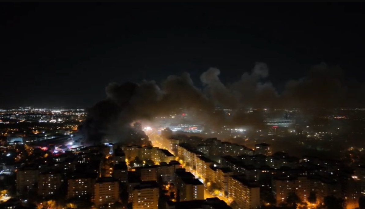 Au fost emise mesaje Ro-Alert din cauza unui incendiu uriaș. Sunt degajări mari de fum