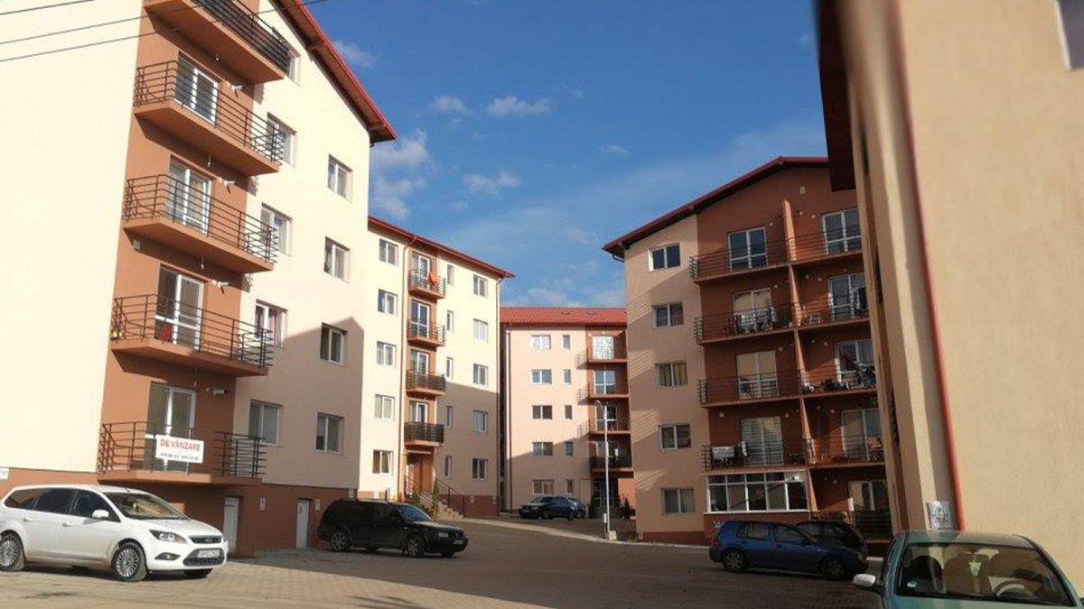 Imagini de coșmar în apartamentul unei femei din Iași! A închiriat spațiul unui bărbat, dar s-a trezit cu zece muncitori și datorii foarte mari