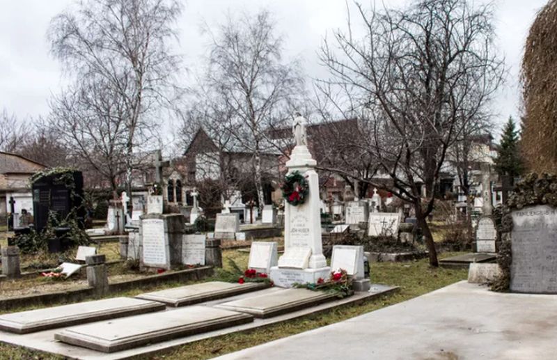 Descoperire macabră într-un cimitir! Un bărbat în vârstă de 32 de ani a fost găsit fără suflare!