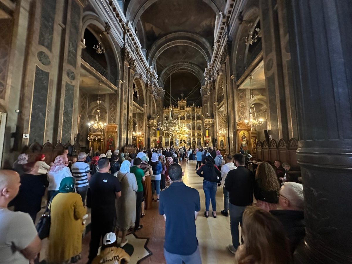 Sute de persoane participă la Liturghia de Ziua Crucii la Mitropolie
