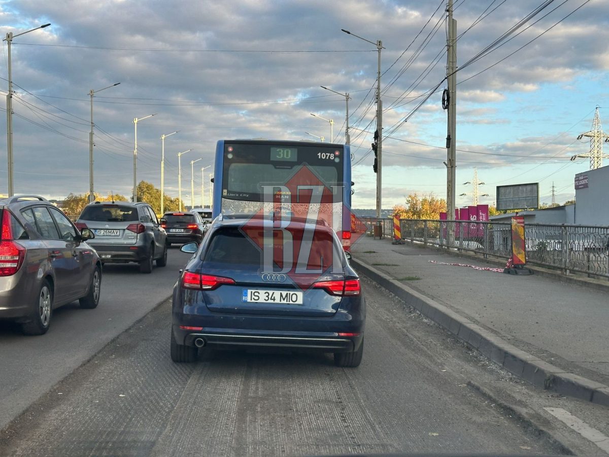Trafic paralizat pe Pasajul Bucium! O bandă de circulație a fost decopertată