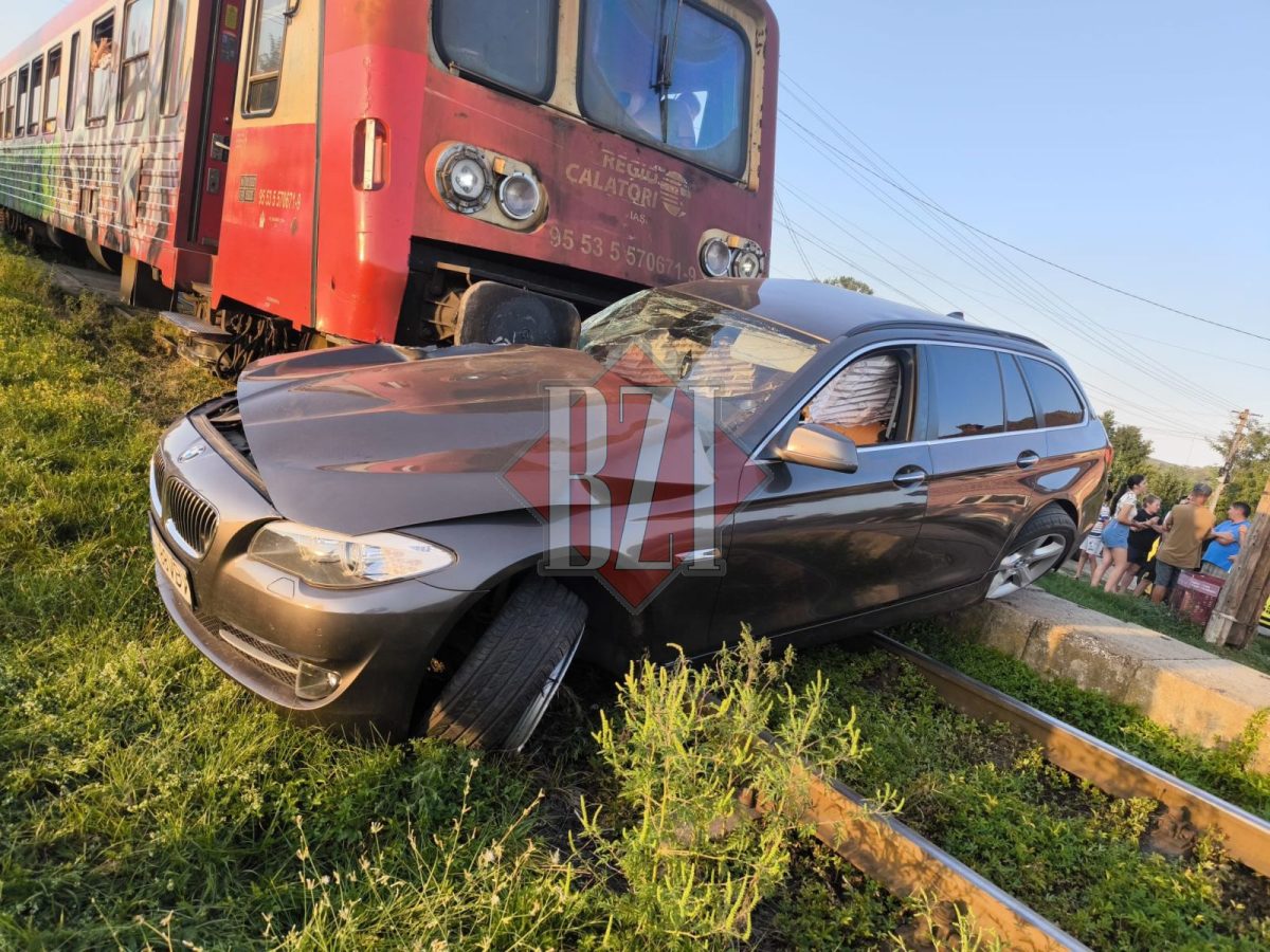 Accident feroviar la Iași. Un BMW a fost lovit de tren. Circulația este blocată – UPDATE