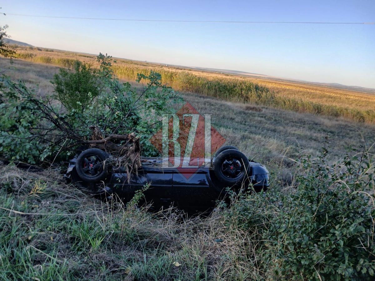 Accident rutier în județul Iași! Un autoturism s-a răsturnat în afara părții carosabile