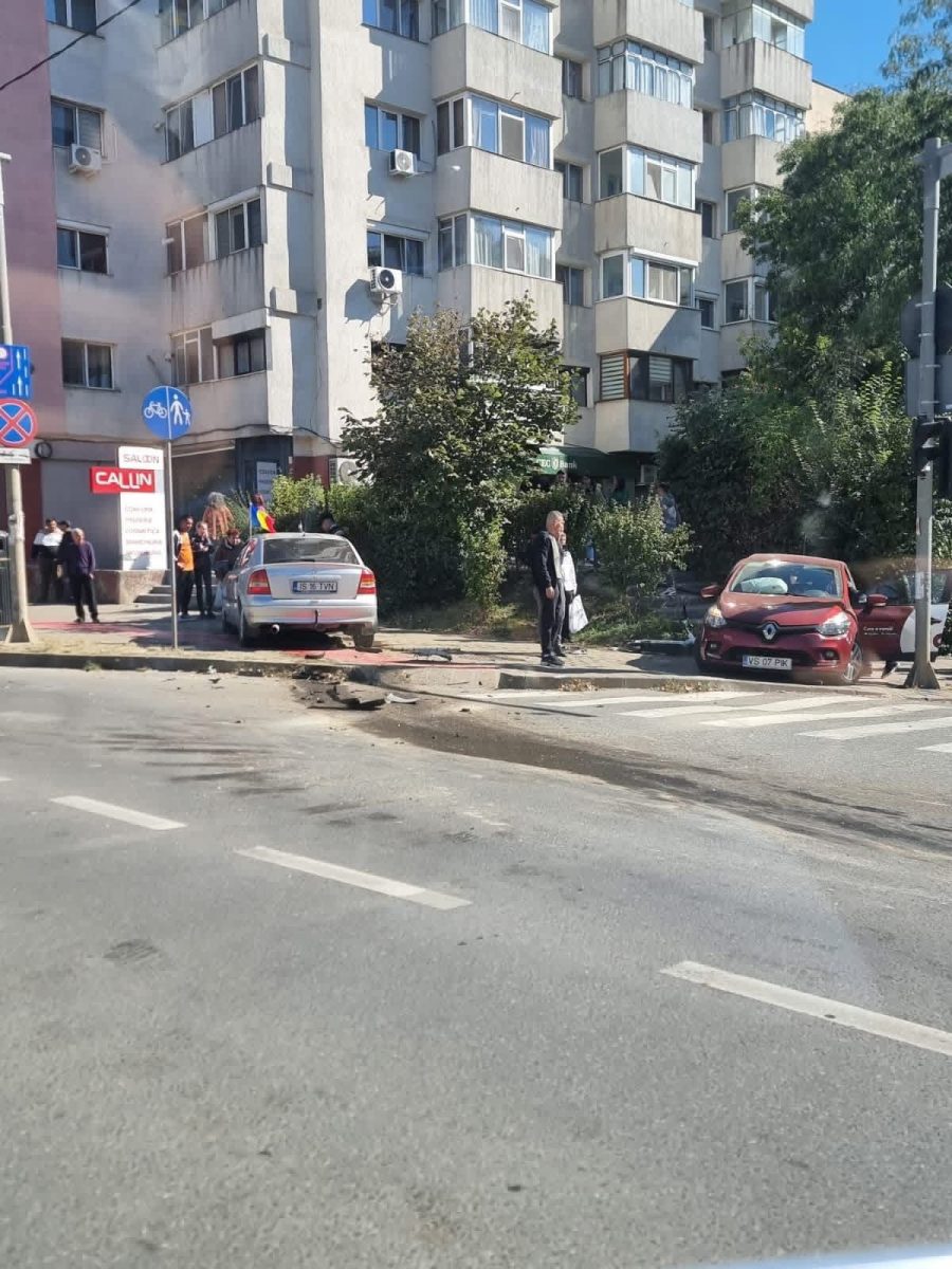 Accident rutier în Nicolina! Două autoturisme au ieșit de pe carosabil