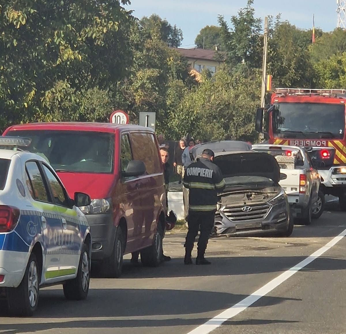 Accident rutier în Grajduri! O mașină a intrat într-un cap de pod