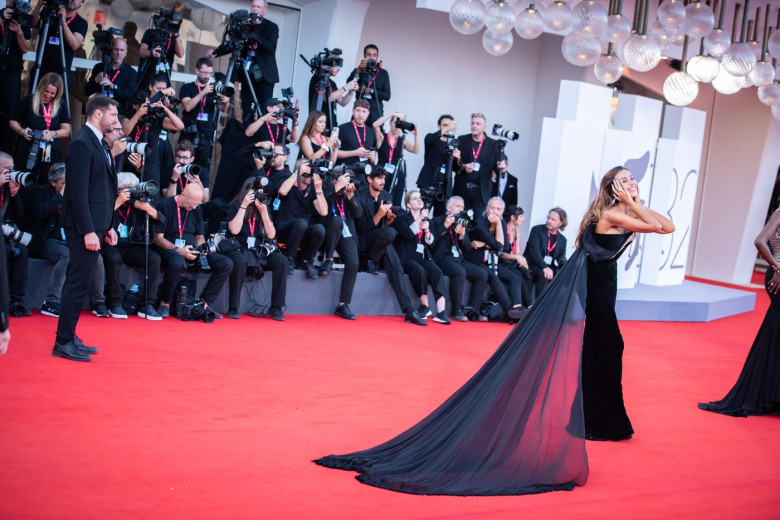 Mădălina Ghenea a cucerit covorul roșu la Festivalul de Film de la Veneția 2025