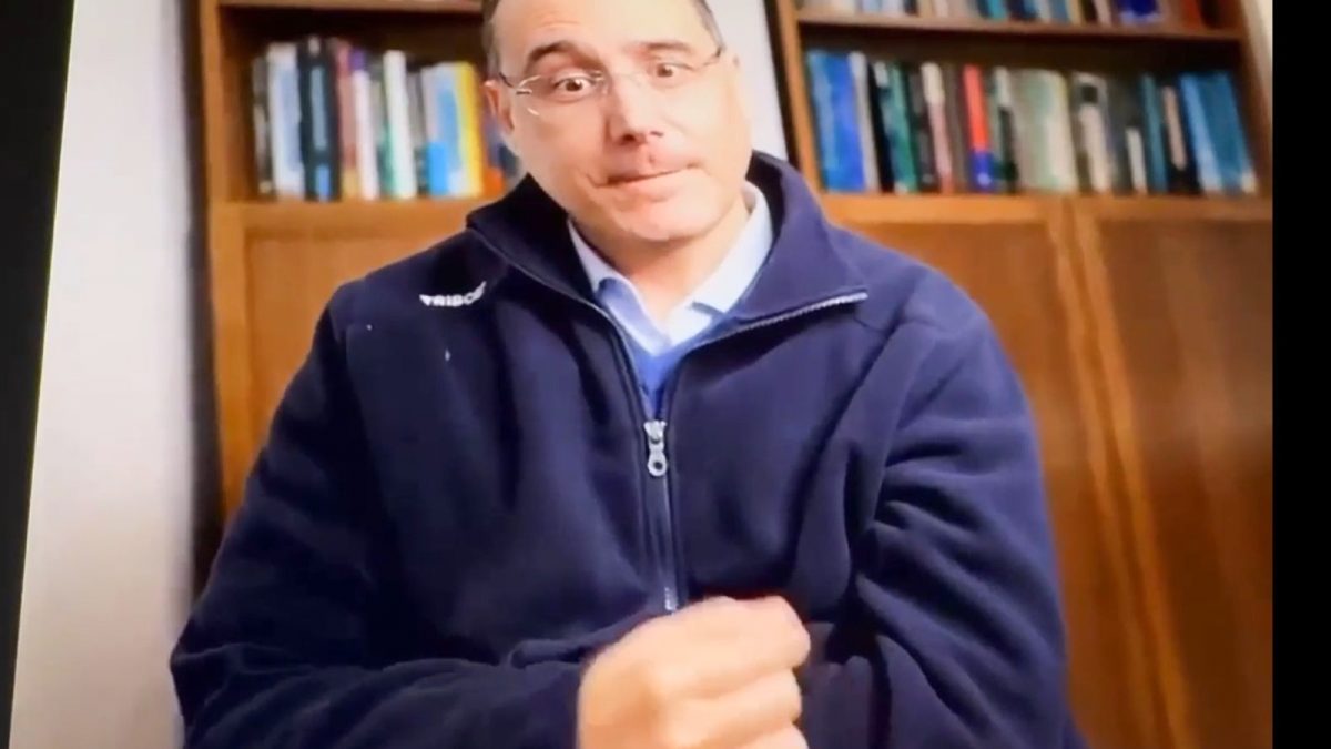 O studentă de la Cuza a făcut publice discuțiile private pe care le-a avut cu cel mai îndrăzneț profesor al ei, legate de epilare: „Scula supereroinei noastre va fi un brici de bărbierit”