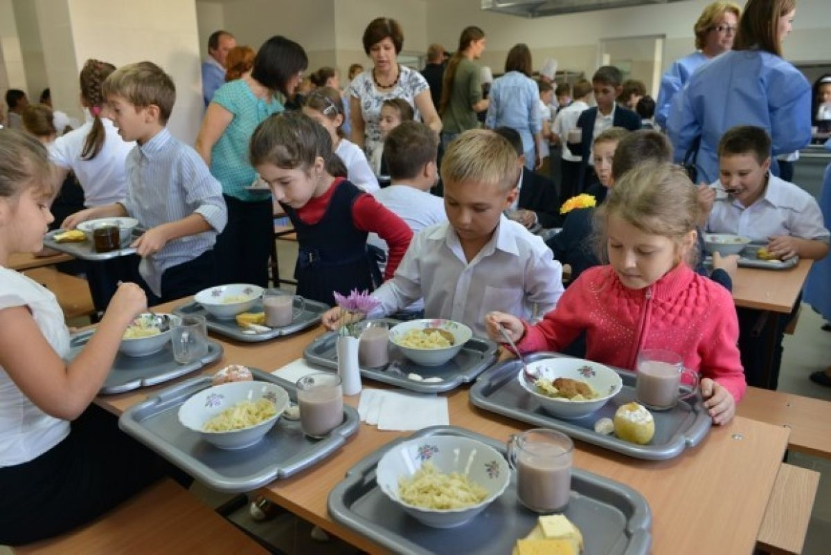 Distribuirea pachetelor din Programul „Masă sănătoasă” a început în 45 de școli din județul Iași