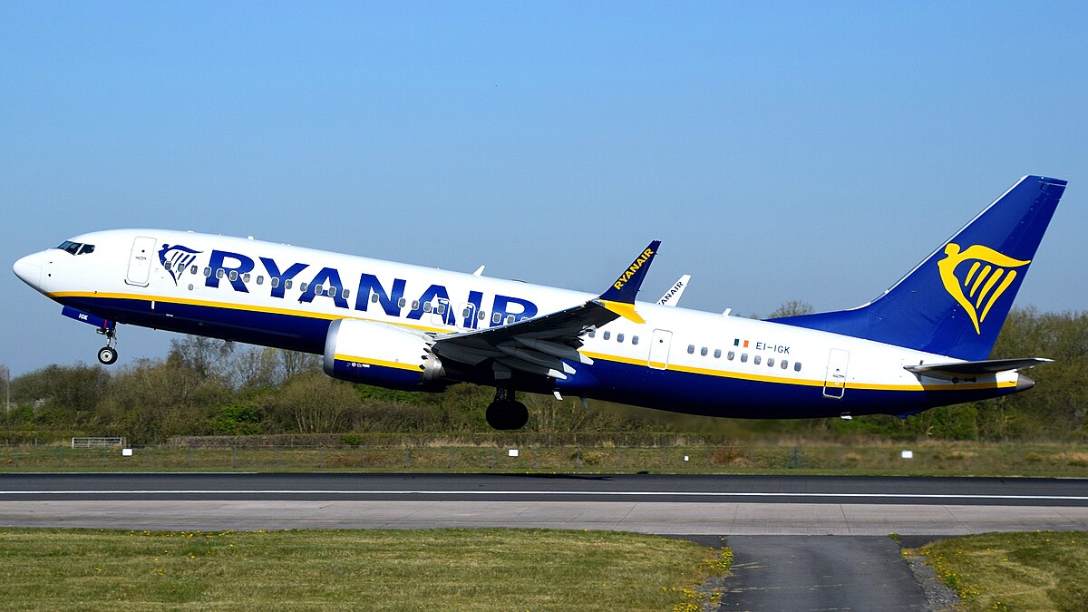 Momente de panică la bordul unui avion! Un bărbat beat a încercat să deschidă ușile în timpul zborului