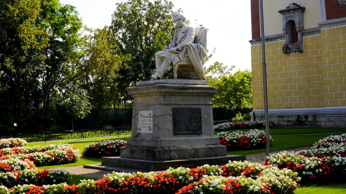 Știai acest secret din centrul Iașului? Iată ce poate să conțină statuia lui Gheorghe Asachi în interiorul său