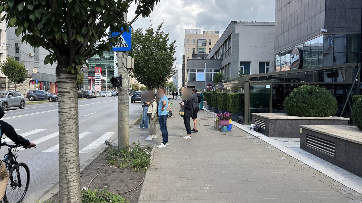 Scene șocante pe Sfântul Lazăr. Mai mulți adolescenți s-au încăierat, iar unul dintre ei a scos cuțitul. O fată s-a ales cu capul spart, iar un băiat a fost tăiat pe spate