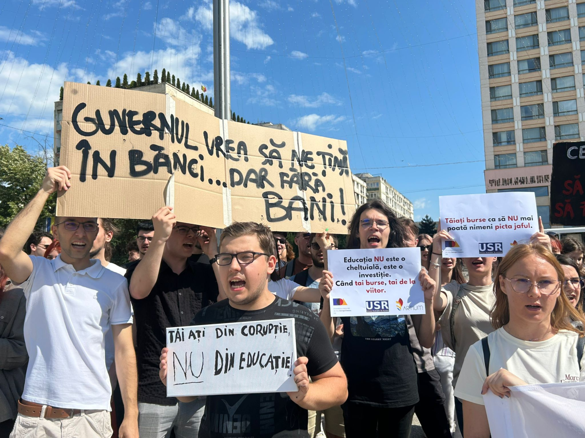 Studenții din Iași protestează astăzi în Piața Unirii, alături de colegii din marile centre universitare, împotriva măsurilor Guvernului Bolojan