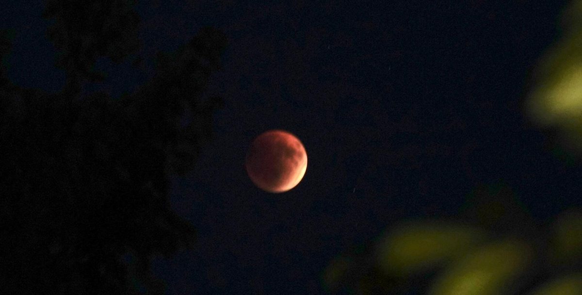 Imagini! Iată cum se vede eclipsa de luna la Iași. Fenomenul a scos mii de oameni din casă