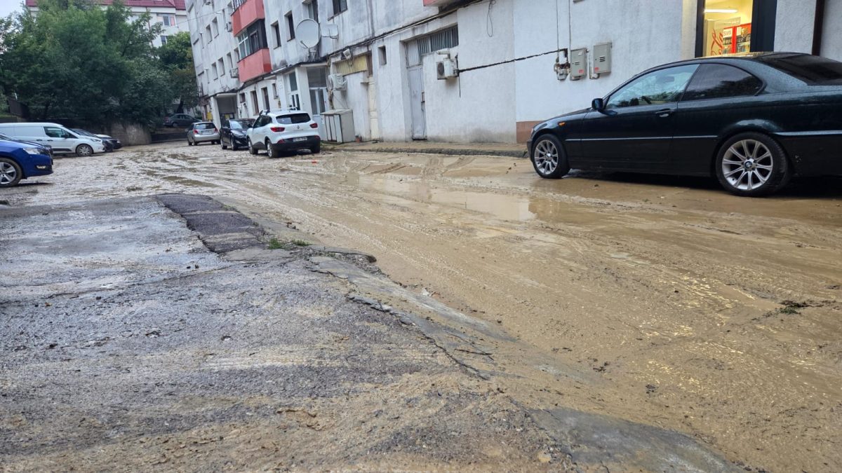 După fiecare ploaie, locuitorii din zona stației Pădurii din Iași se confruntă cu aceeași problemă, gropile din asfalt și bălțile – UPDATE