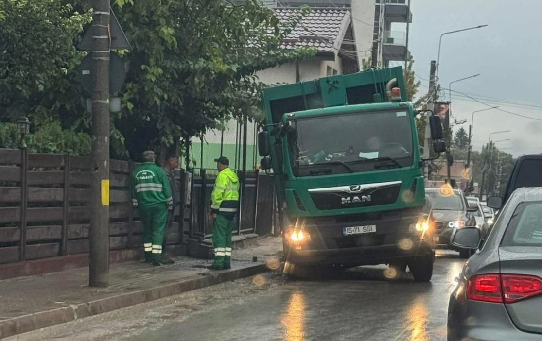 Incident în municipiul Iași. O mașină aparținând societății Salubris a căzut într-o groapă apărută pe carosabil