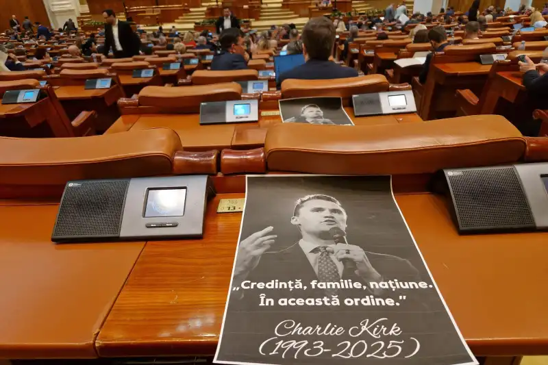 Parlamentarii au ținut un moment de reculegere pentru Charlie Kirk, la inițiativa AUR