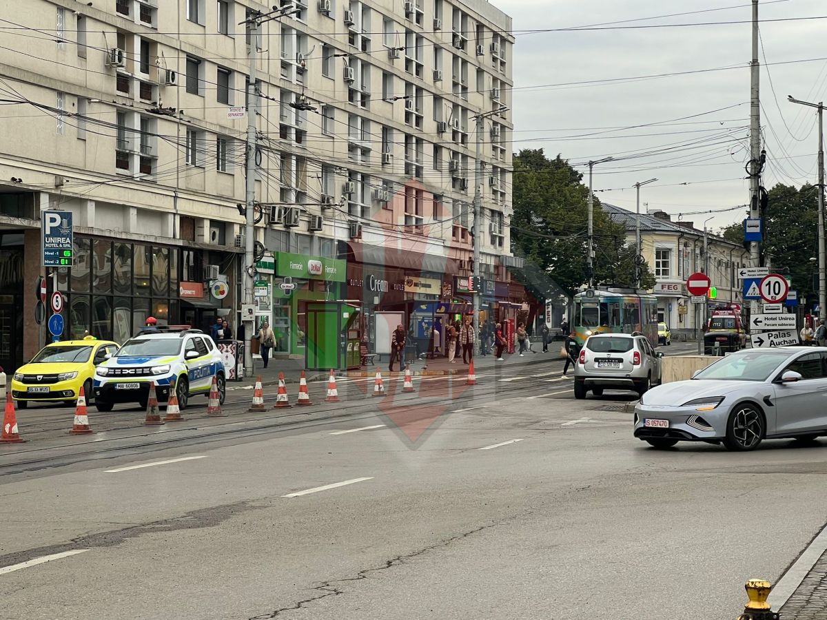 Accident în Piața Unirii. O femeie care aștepta un tramvai a fost lovită de un tânăr pe trotinetă – UPDATE