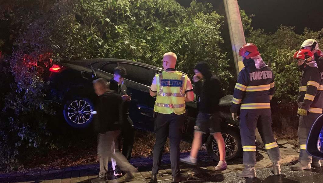 Accident rutier pe Aleea Sadoveanu. Un autoturism s-a izbit într-un stâlp