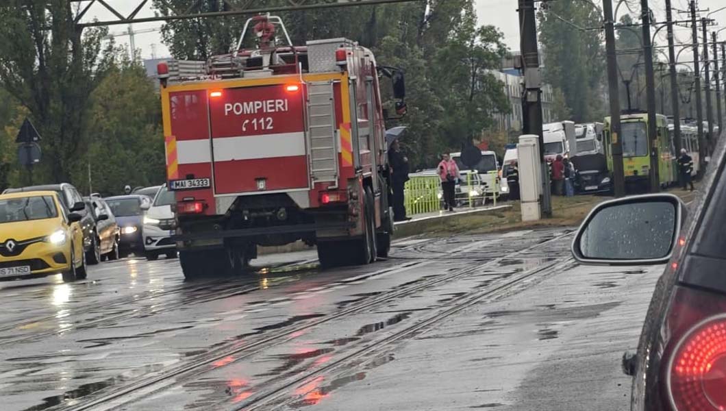 Accident rutier pe Calea Chișinăului. Un autoturism a intrat în coliziune cu un tramvai