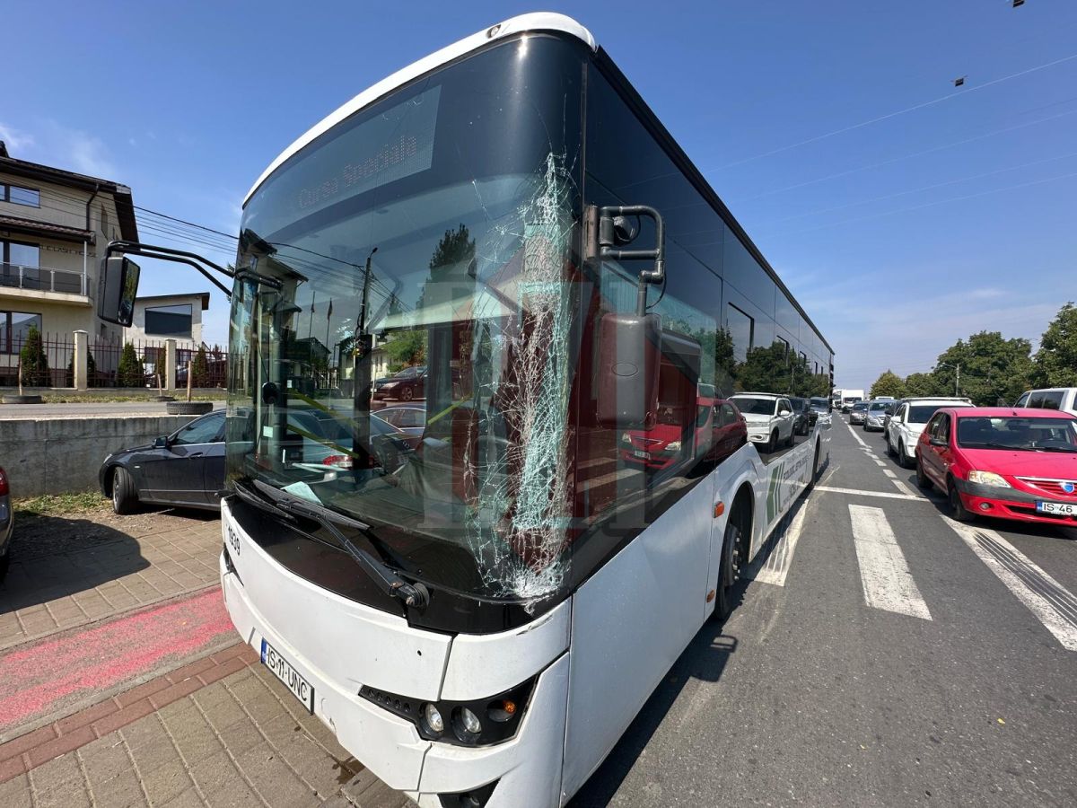 Accident rutier în capăt CUG! Un autobuz CTP Iași a intrat în coliziune cu o furgonetă