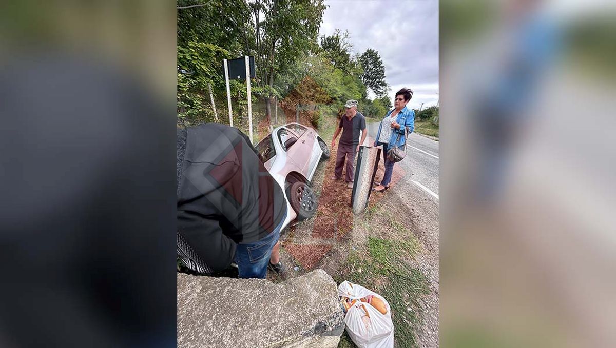 Accident rutier la Cozia. Un autoturism a ajuns într-un șanț